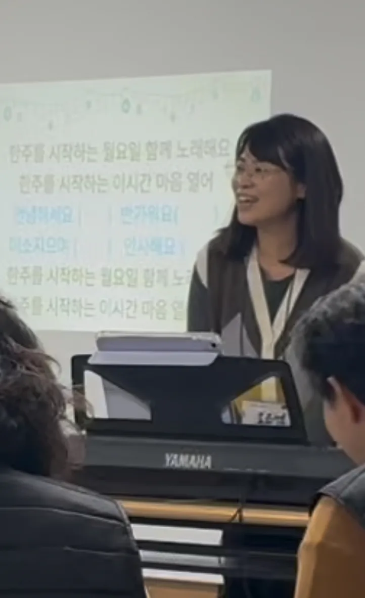 음악치료사가 키보드를 연주하며 음악치료를 진행하는 모습